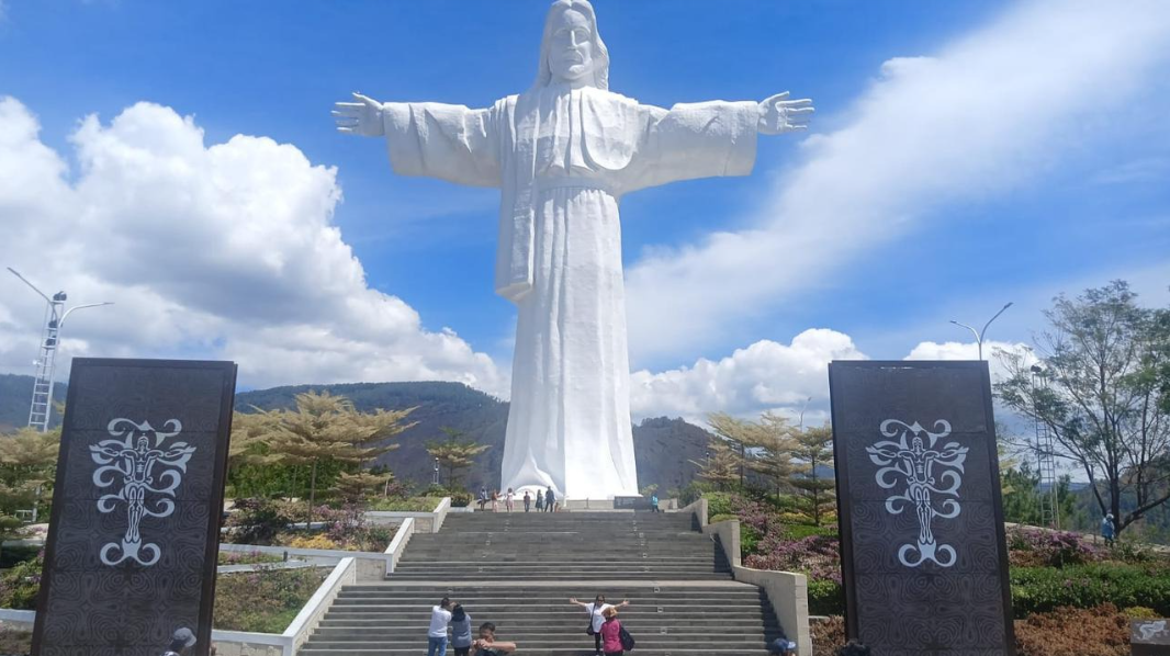 Patung Sibea-bea Tertinggi Di Dunia Kab.Samosir