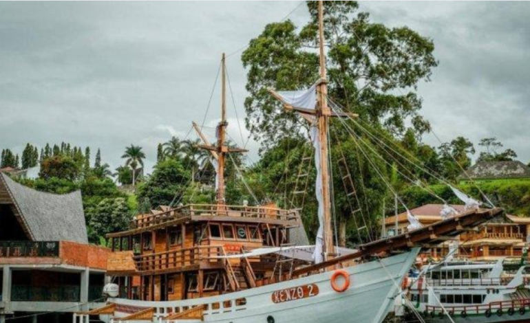 Berlayar di Tengah Danau, Kapal Pinisi Pertama Di Danau Toba
